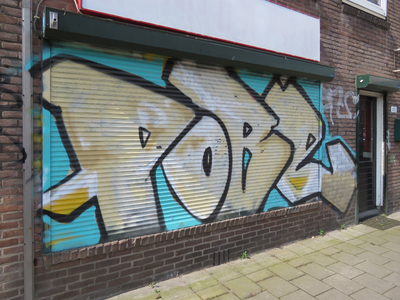 829757 Afbeelding van graffiti met de tekst POBE , op de met een rolluik afgesloten etalage van het winkelpand ...